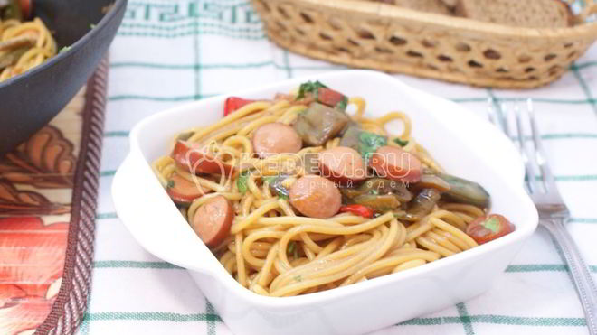 Рецепт Спагетти с овощами и сосисками