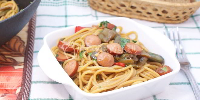 Рецепт спагетти с овощами и сосисками
