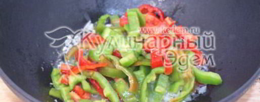 Шаг 2: спагетти с овощами и сосисками