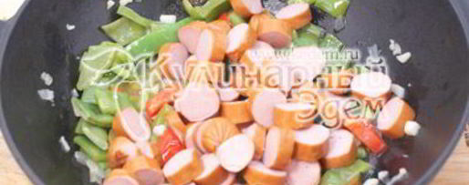 Шаг 3: спагетти с овощами и сосисками