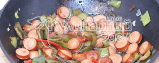 Шаг 4: спагетти с овощами и сосисками