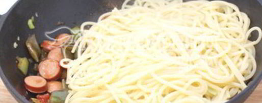 Шаг 5: спагетти с овощами и сосисками