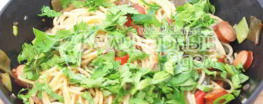 Шаг 6: спагетти с овощами и сосисками