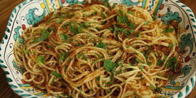 Рецепт спагетти с сушеными помидорами, чесноком и сухарной крошкой