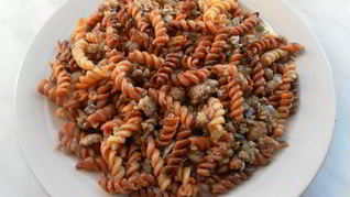 Рецепт Золотистой пасты фузилли с мясным фаршем