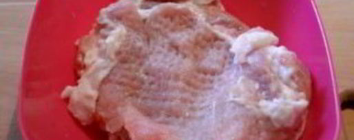 Шаг 1: мяса по-французски с грибами и сыром