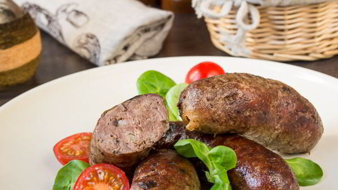 Рецепт Домашних колбасок из говядины с беконом и грибами
