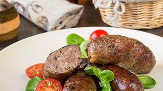 Рецепт Домашних колбасок из говядины с беконом и грибами