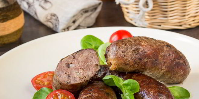 Рецепт домашних колбасок из говядины с беконом и грибами