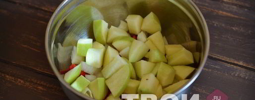 Шаг 2: фаршированной курицы с яблоками