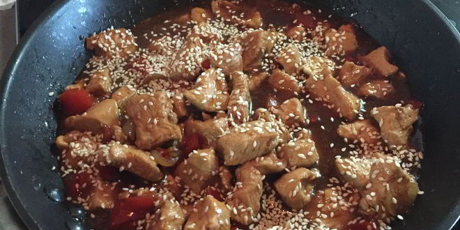 Рецепт индейки с овощами, кунжутом и соусом терияки