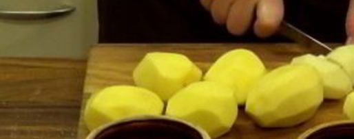 Шаг 1: картофеля и мясо в горшочках