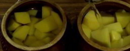 Шаг 2: картофеля и мясо в горшочках