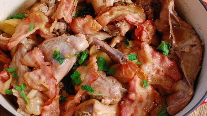 Рецепт Кролика с яблоками, тушенный в вине