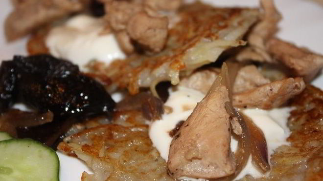 Рецепт Куриного филе с черносливом и кортофельными блинчиками