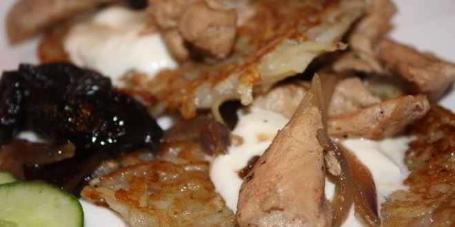 Рецепт куриного филе с черносливом и кортофельными блинчиками