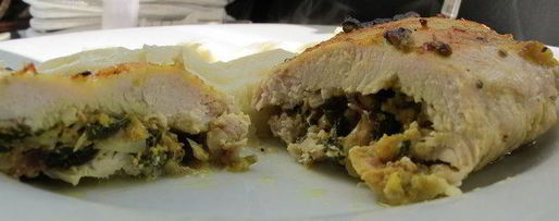 Шаг 2: куриного филе с творогом, шпинатом и карри