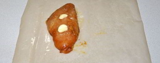 Шаг 2: куриного филе в пергаменте