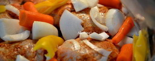 Шаг 2: куриных бедрышек в пакете с овощами