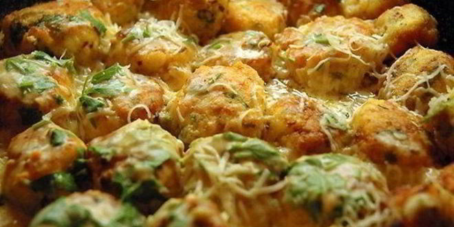 Рецепт куриных шариков в сливочном соусе с сыром