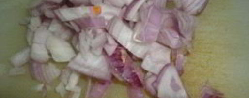 Шаг 2: курицы мелкими кусочками