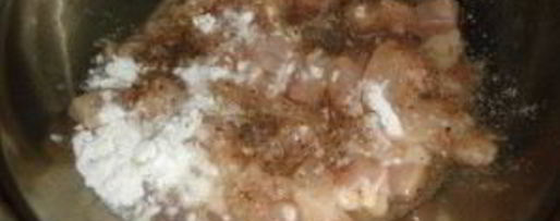 Шаг 3: курицы мелкими кусочками