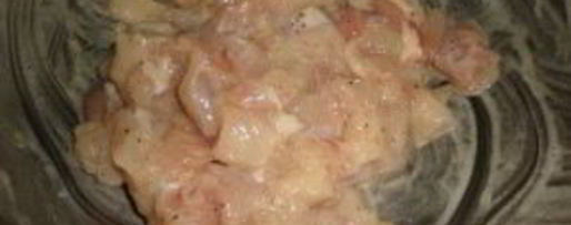 Шаг 4: курицы мелкими кусочками