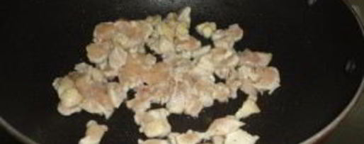 Шаг 5: курицы мелкими кусочками