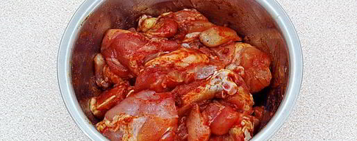 Шаг 2: курицы с картошкой в банке