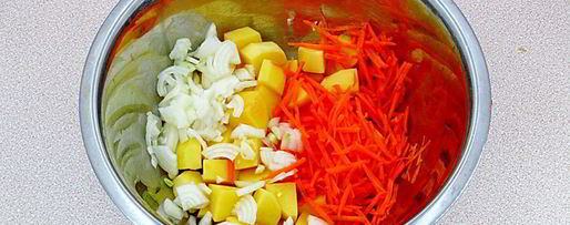 Шаг 5: курицы с картошкой в банке