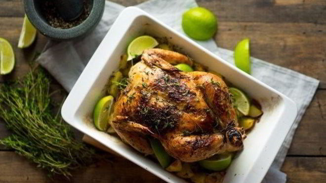 Рецепт Курицы, запеченной с пряными травами и лимоном, к новогоднему столу