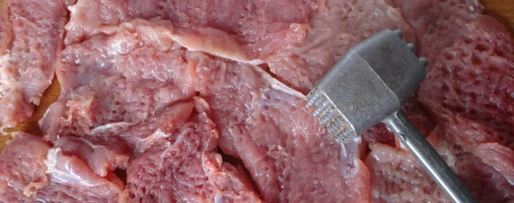 Шаг 1: отбивных из свинины на сковороде в кляре