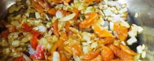 Шаг 2: свинины, фаршированной курагой и луком