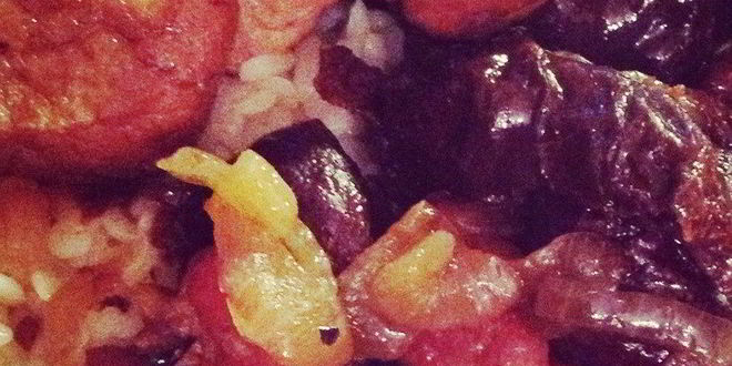 Рецепт свинины, тушеной с черносливом и луком