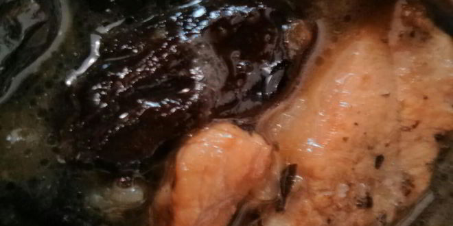 Рецепт свинины, тушеной с черносливом и луком