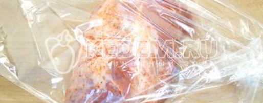 Шаг 6: свинины в рукаве в духовке