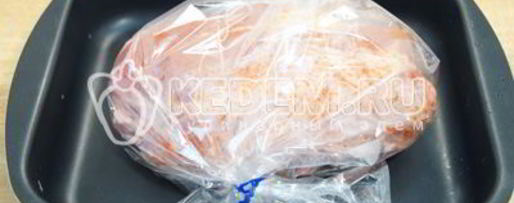 Шаг 7: свинины в рукаве в духовке