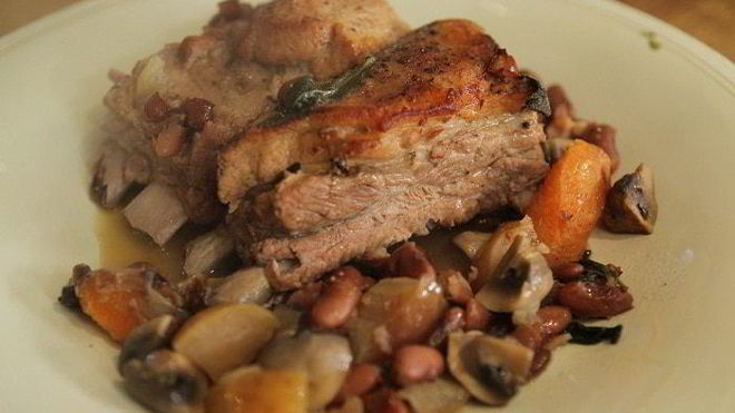 Рецепт Свиных ребрышек с грибами и красной фасолью