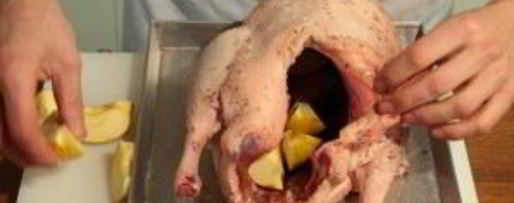 Шаг 5: запеченного гуся, фаршированного яблоками