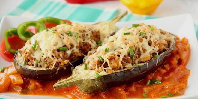 Рецепт баклажанов фаршированных, на овощной подушке