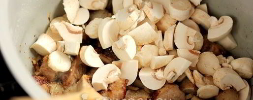 Шаг 3: капусты с мясом и грибами в мультиварке