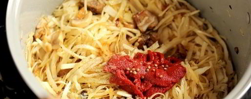 Шаг 5: капусты с мясом и грибами в мультиварке