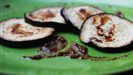 Рецепт Запеченных баклажанов с соусом Мохо