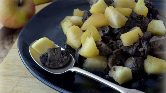 Рецепт Ароматной куриной печенки с грибами и яблочным чатни