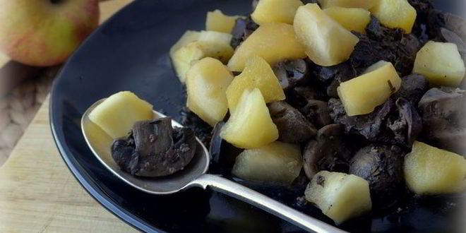 Рецепт ароматной куриной печенки с грибами и яблочным чатни