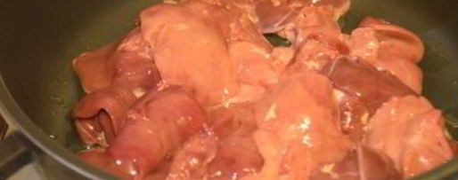 Шаг 1: ароматной куриной печенки с грибами и яблочным чатни