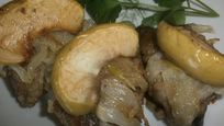 Рецепт Говяжьей печени с яблоками и луком по-берлински