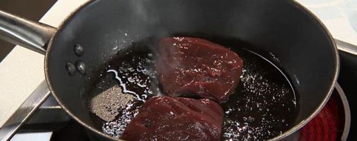 Шаг 2: говяжьей печенки с томленым луком