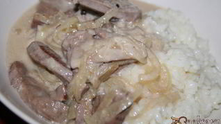 Рецепт Индюшиной печени в сметанно-луковом соусе