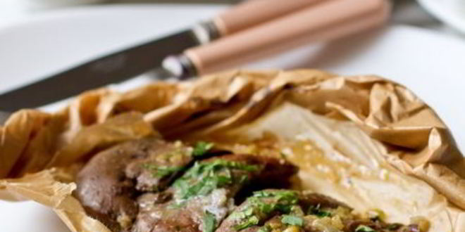 Рецепт кроличьей печени с луком в конверте из пергамента